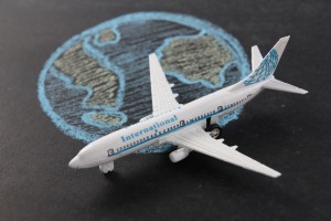 飛行機の座席は窓側と通路側、どちらを選ぶ人が多い？