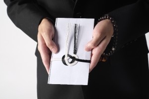 法事の時に香典やお供え物の表書きの御供と御仏前は使い分けは？
