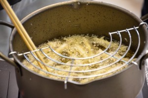 油を処理するために固める方法としてはどんなやり方があるのか？