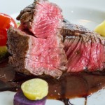 牛肉を赤いまま食べちゃっても大丈夫なの?食中毒にならないの?