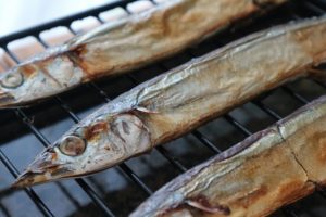 フライパンで魚を焼く シートはアルミホイルではダメなのか？