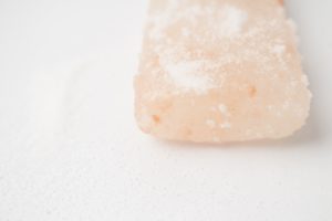 岩塩と普通の塩との違いはなんだろう？味？色？ミネラル？