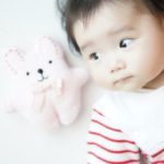 赤ちゃんがおもちゃを握るのはいつからなんでしょう?