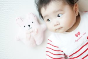 赤ちゃんがおもちゃを握るのはいつからなんでしょう？